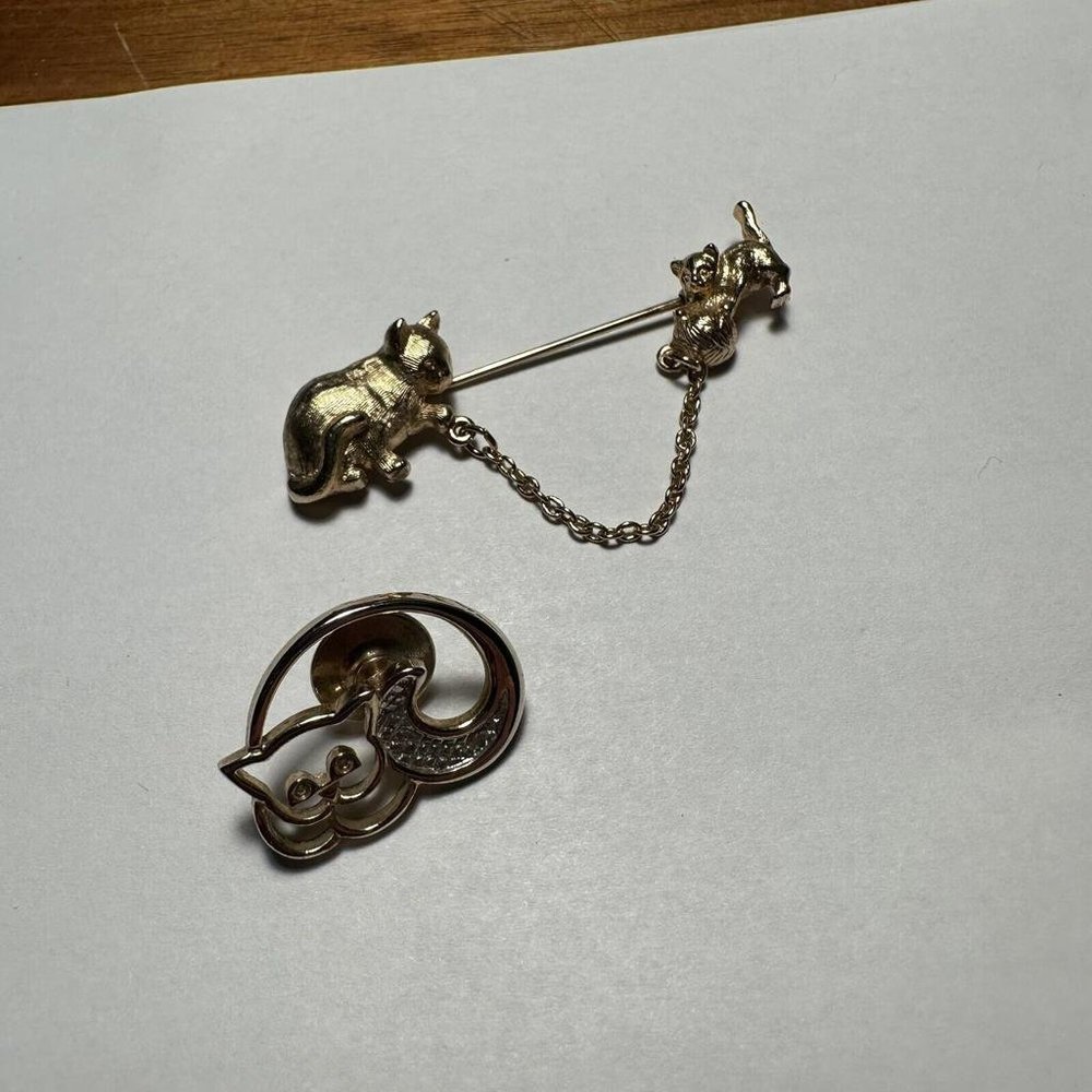 Lot of 2 Signed Avon kitty cat Gold Tone Brooch / Pins